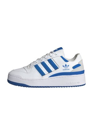 Witte Adidas sneaker met blauwe strepen, blauwe zoolrand en logo op de zijkant en tong, gezien vanaf de buitenkant.