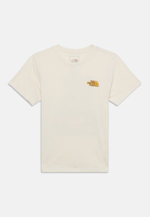 Kremowy t-shirt z krótkim rękawem z małym pomarańczowo-żółtym logo The North Face na lewej piersi.