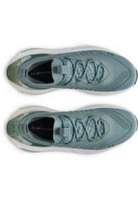 Lysblå atletiske sko med mesh-overdel, tekstureret overlay og gummisål. Har snørebånd og en polstret inderside for komfort.