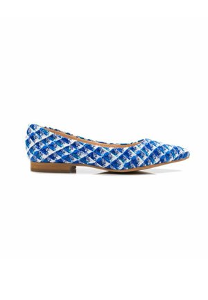 Zapato plano azul y blanco con punta afilada, tejido texturizado y un bajo tacón marrón. Presenta un motivo de diamantes en toda su superficie.