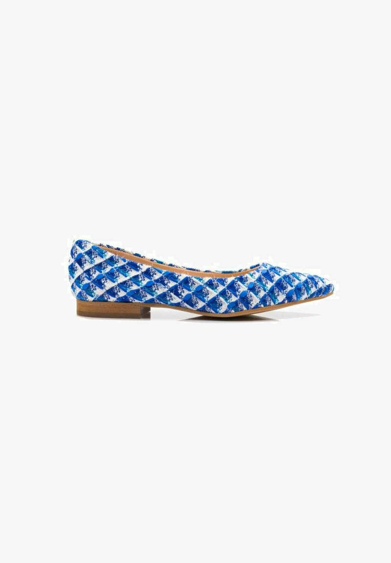 Zapato plano azul y blanco con punta afilada, tejido texturizado y un bajo tacón marrón. Presenta un motivo de diamantes en toda su superficie.