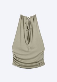 Top sans manches vert olive clair avec côtés froncés et encolure halter avec fermeture à nouer dans le dos.