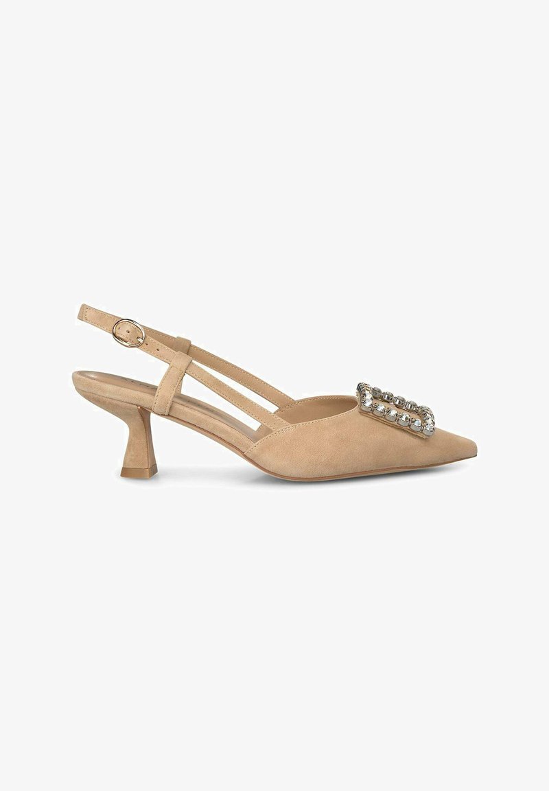 Tacchi slingback in suede beige con punta affilata, caratterizzati da un'elegante decorazione in strass sulla tomaia e un tacco a blocco.