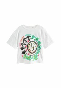 T-shirt blanc à manches courtes avec un logo coloré de Blink-182, présentant un cercle avec des flèches, des fleurs, des cœurs et du texte écrit à la main.