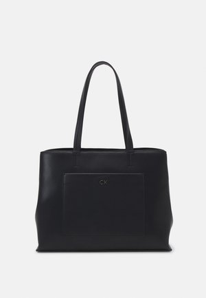 DAILY MEDIUM TOTE PEBBLE - Bolso de mano - ck black