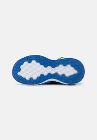 Podešev boty s hexagonálním vzorem; modrý gumový materiál s bílými segmenty. Texturováno pro lepší uchopení; na boku s logem "Skechers".