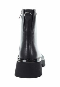 Czarne botki za kostkę wykonane ze skóry, z niskim obcasem z gumową podszewką i metalicznym akcentem. Zamek błyskawiczny z tyłu ułatwiający zakładanie.