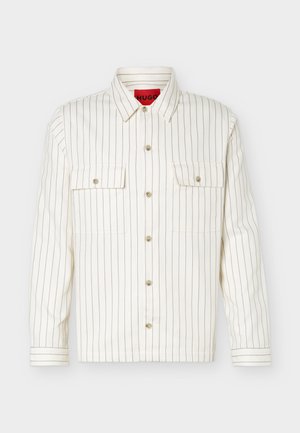 Fehér hosszú ujjú, gombos ing vékony fekete függőleges csíkokkal, két gombos mellkasi zsebbel elöl és hegyes gallérral.