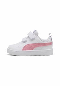 Baskets blanches avec une bande latérale rose, fabriquées en matériau synthétique. Équipées d'une sangle Velcro, d'une semelle texturée et d'un marquage sur le talon.