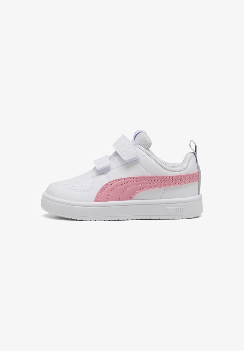 Bijele tenisice s ružičastom bočnom prugom, izrađene od sintetičkog materijala. Imaju čičak traku, teksturiranu podlogu i brendiranje na peti.