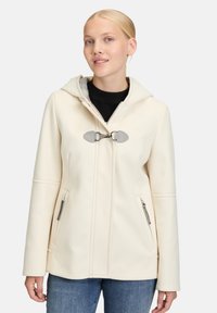 Cremefarvet frakke med hætte, lynlåslommer og knaplukning. Lavet af et glat, blødt materiale med subtile syninger.