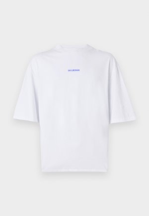 Witte katoenen oversized t-shirt met korte mouwen. Heeft een klein blauw tekstlogo op de achterkant, minimalistisch ontwerp en een gladde textuur.