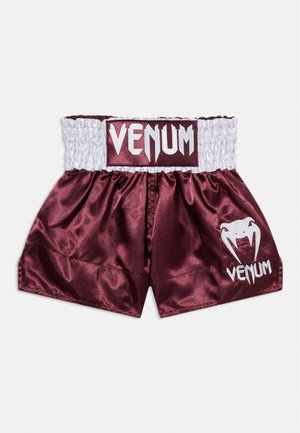 Bordowe spodenki bokserskie z satyny z szerokim, białym, elastycznym pasem, białą naszywką z logo „VENUM” z przodu oraz białym logo pająka Venom na prawej nogawce.