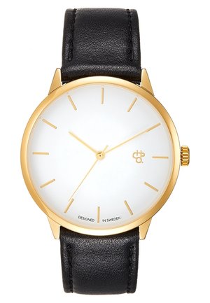 Gouden ronde horloge met witte wijzerplaat, minimalistische gouden uurmarkeringen en wijzers, zwarte leren band en "Designed in Sweden" tekst op de wijzerplaat.