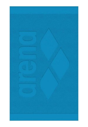 Asciugamano blu testurizzato con testo in rilievo "arena" e tre forme a diamante che formano il logo del marchio su un lato.