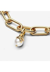 Goldene Kettenhalskette mit langgestreckten Gliedern, einem Perlenanhänger mit einem kleinen Diamantakzent, glatter Textur und glänzendem Finish.