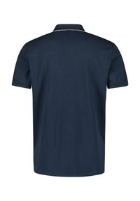 Navyblauw polo shirt met korte mouwen, voorzien van een klassieke kraag en een subtiele witte accent langs de rand van de kraag. Glad katoenmateriaal.
