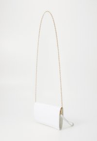 Weißes Leder-Crossbody-Bag mit goldener Kettenriemen, rechteckige Form, mit gesteppten Details und einem kleinen Handgriff.