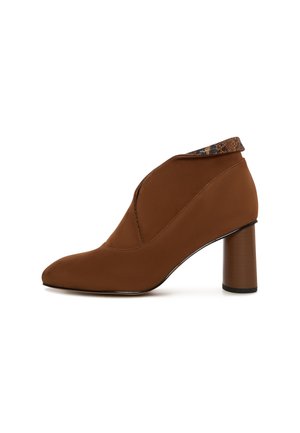Brauner Knöchelstiefel mit spitzem Absatz und hohem Blockabsatz, der mit einem strukturierten, gemusterten Kragen ausgestattet ist. Einfaches, elegantes Design auf weißem Hintergrund.