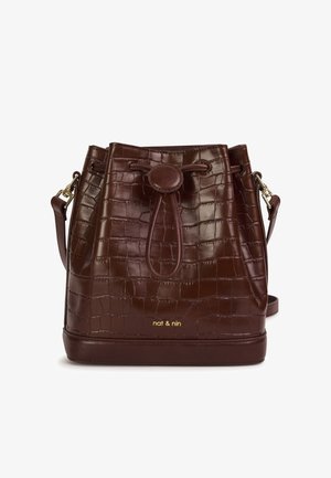 Braune Kunstleder-Eimerhandtasche im Krokodil-Look mit Kordelzugverschluss, rundem Riegel und verstellbarem Trageriemen. Mit goldener Markenprägung verziert.