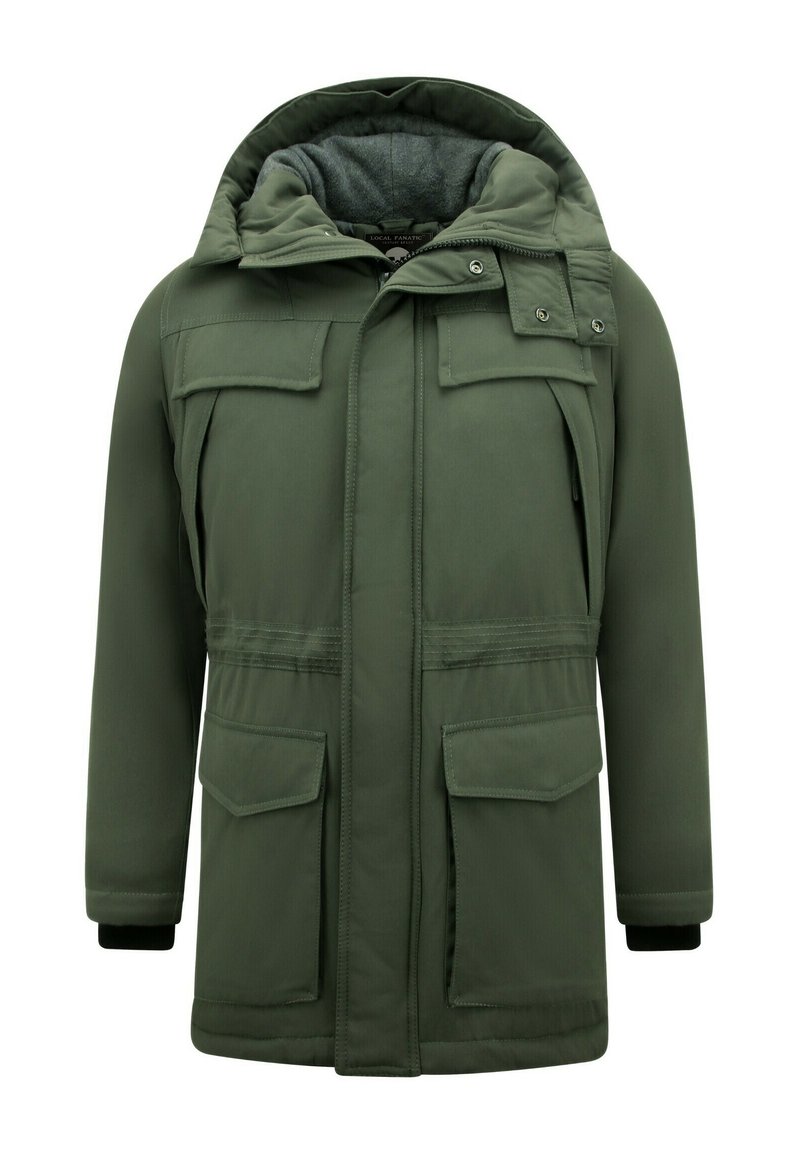 Groene parka met capuchon, voorzien van vier voorzakken, geribbelde manchetten en een zachte grijze voering. Gladde textuur met een duurzaam ontwerp.