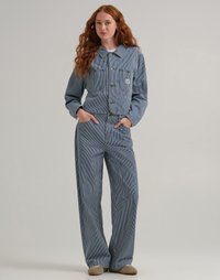 Salopette di jeans a righe blu con giacca con colletto e pantaloni a gamba larga. Presenta chiusure con bottoni, tasche e dettagli in verde.