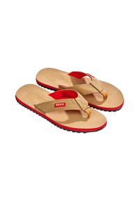 Beige Flip-Flops mit rotem Sohlen- und Riemen, ausgestattet mit einem strukturierten Fußbett und einem auffälligen Logo. Die Riemen haben eine leichte Stoffüberlage.