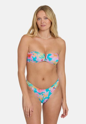 Strapless bikini w kwiatowy wzór w kolorach różowym, żółtym i niebieskim. Góra bikini ma skręcony przód, a majtki są z wysokim wycięciem.