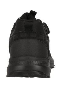 Mustat urheilukengät, joissa on teksturoitu päällinen, pehmustettu nilkkaosa, säädettävä nauhakiinnitys ja kuminen pohja, jossa on pito-kuvioita.