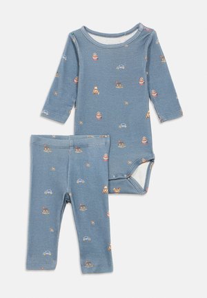 Blaues Baby-Strampler- und Hosen-Set mit langen Ärmeln und Spielzeugmuster, darunter Teddybären, Schaukelpferde, Autos und Stapelringe.