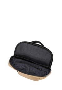Borsa in nylon beige con apertura con zip nera, caratterizzata da una fodera interna a motivo e una tasca interna con zip per l'organizzazione.