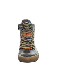Braune Lederstiefel mit mehrfarbigem Strickkragen, kontrastierenden Schnürsenkeln und einer Gummisohle. Verfügt über einen Reißverschluss und Metallösen.