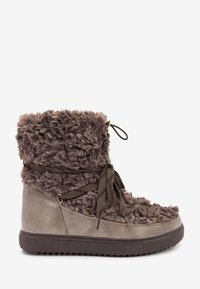 Bota de invierno con cordones que presenta un upper de textil marrón suave, paneles de cuero beige, suela resistente y acentos de hardware en tono dorado.