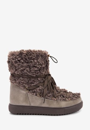 Bota de invierno con cordones que presenta un upper de textil marrón suave, paneles de cuero beige, suela resistente y acentos de hardware en tono dorado.