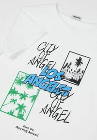 Bílé bavlněné tričko s nápisem "LOS ANGELES" v modré barvě, s grafickými prvky černé a zelené palmy a texty: "CITY OF ANGEL," "Keep On Moving Around."