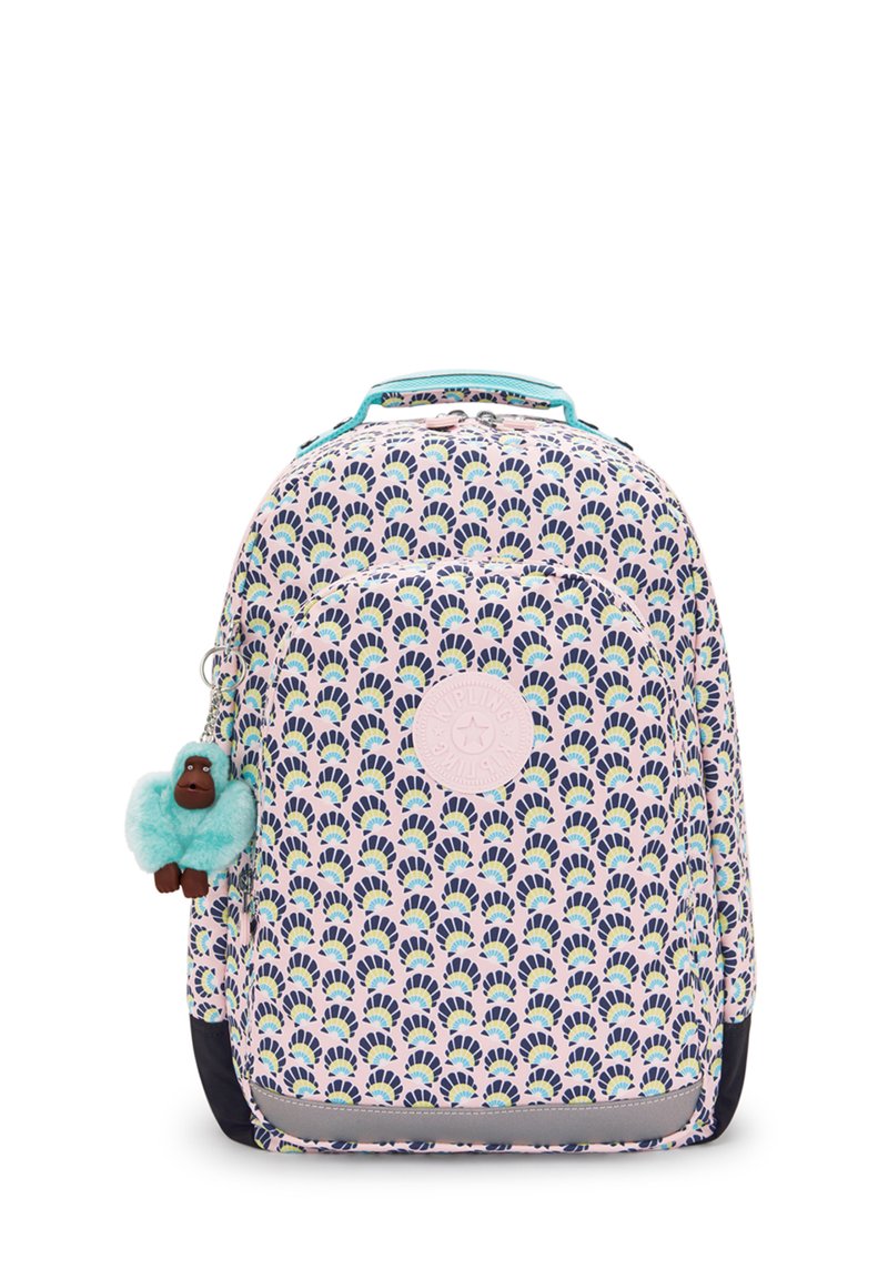 Zaino con uno sfondo rosa decorato da motivi a ventaglio blu e verdi, con una toppa rotonda e un charm blu peloso attaccato.