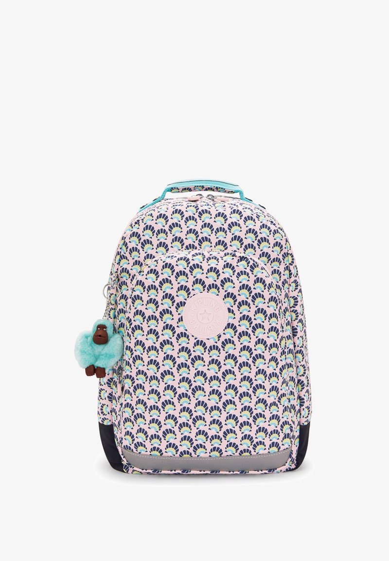 Sac à dos avec un fond rose orné de motifs en forme d'éventail bleus et verts, une patch ronde de logo, et un charm en fourrure bleue attaché.