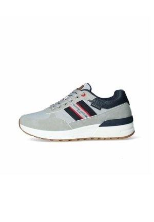 Sneaker grigio realizzato con materiali in suede e mesh, caratterizzato da accenti blu navy e rossi, una suola bianca spessa e lacci pronunciate. Design robusto.