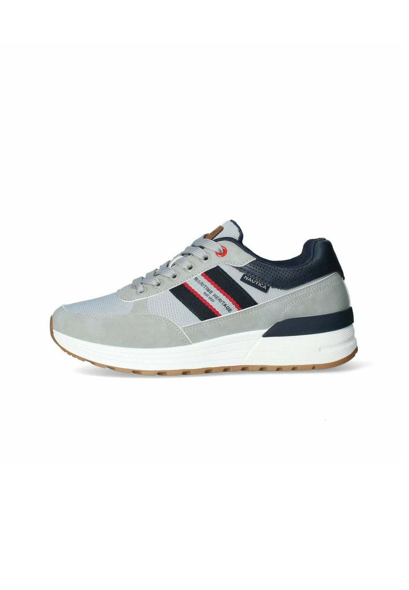 Sneaker grigio realizzato con materiali in suede e mesh, caratterizzato da accenti blu navy e rossi, una suola bianca spessa e lacci pronunciate. Design robusto.