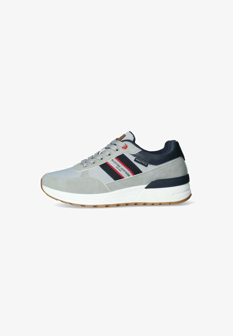 Sneaker grigio realizzato con materiali in suede e mesh, caratterizzato da accenti blu navy e rossi, una suola bianca spessa e lacci pronunciate. Design robusto.
