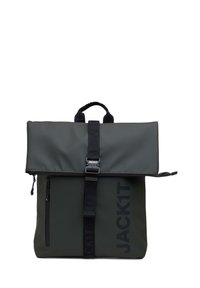 Rulltop ryggsäck i mörkgrön nylon med extern ficka med dragkedja, justerbart bärrem och stor logotryck på framsidan.