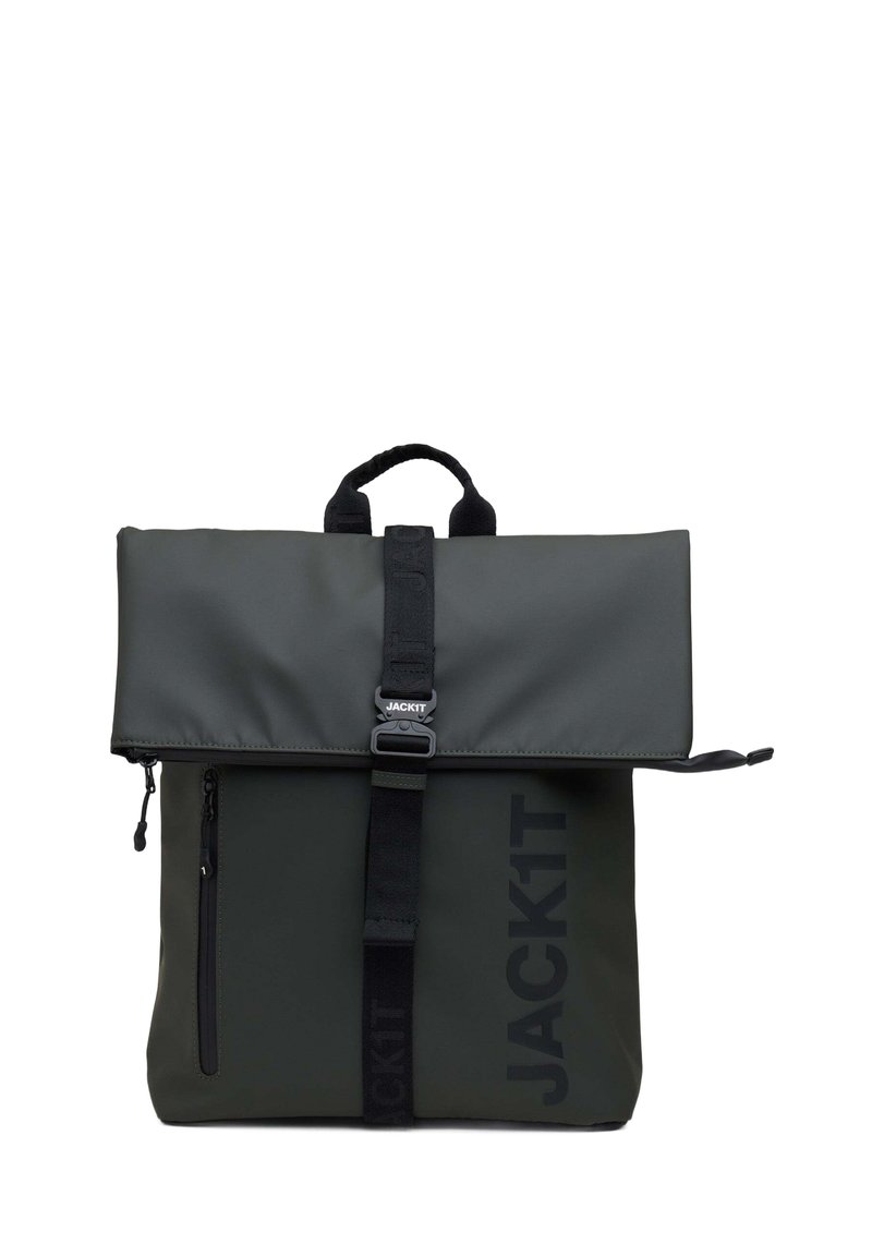 Rulltop ryggsäck i mörkgrön nylon med extern ficka med dragkedja, justerbart bärrem och stor logotryck på framsidan.