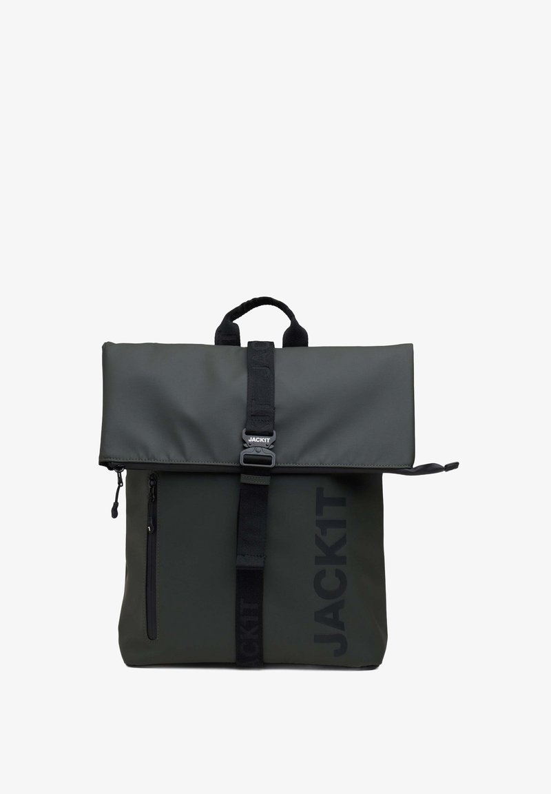 Rulltop ryggsäck i mörkgrön nylon med extern ficka med dragkedja, justerbart bärrem och stor logotryck på framsidan.