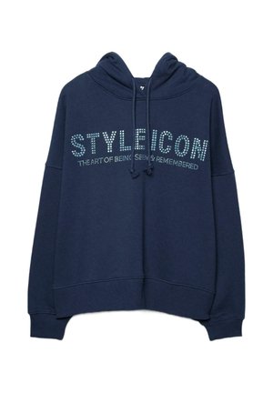 Temno modra jopa s kapuco in grafiko na sprednji strani, kjer je napis "STYLEICON" iz kristalčkov. Ima kapuco z vrvico za zategovanje in rebraste manšete.