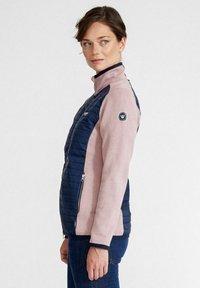 Giacca blu e rosa con zip, presenta un davanti trapuntato e maniche testurizzate, con un logo sul braccio sinistro e tasche laterali.