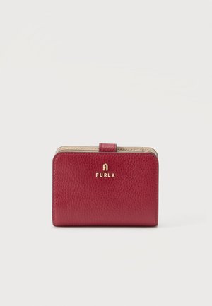 Portefeuille en cuir rouge texturé avec logo Furla doré et languette intérieure beige, design compact rectangulaire sur fond blanc.