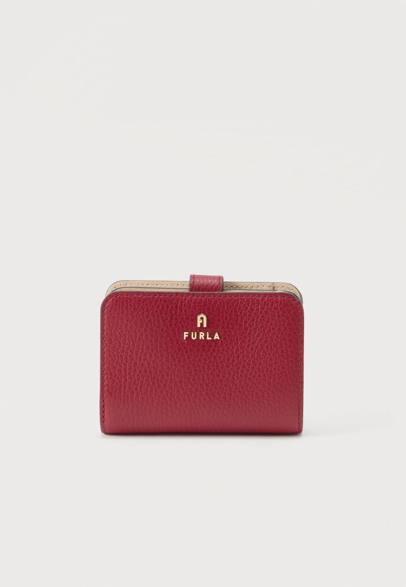 Portefeuille en cuir rouge texturé avec logo Furla doré et languette intérieure beige, design compact rectangulaire sur fond blanc.