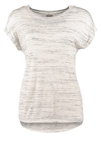 Světle šedé tričko s krátkým rukávem a texturovaným proužkovaným vzorem v tmavší šedé. Má kulatý výstřih a mírně zakřivený lem.