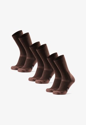 Hnědé ponožky vyrobené z texturovaného materiálu, s vroubkovanými manžetami, hladkými sekcemi a zesílenými špičkami. Pět párů vystavených v řadě.