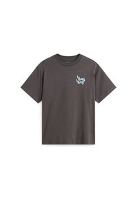 Donkergrijze katoenen T-shirt met een ronde hals, korte mouwen en een blauw grafisch ontwerp gedrukt op de linker borst.